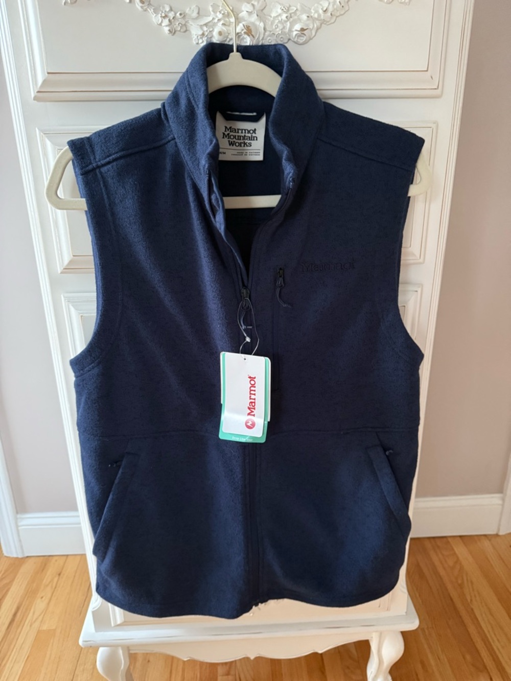 NWT Marmot Men's Dropline Vest in the color Arctic Navy - SIZE M.